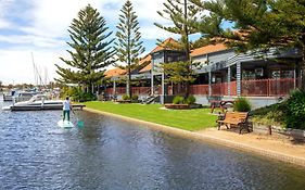 Mariners Cove Waterfront Motel And Apartments